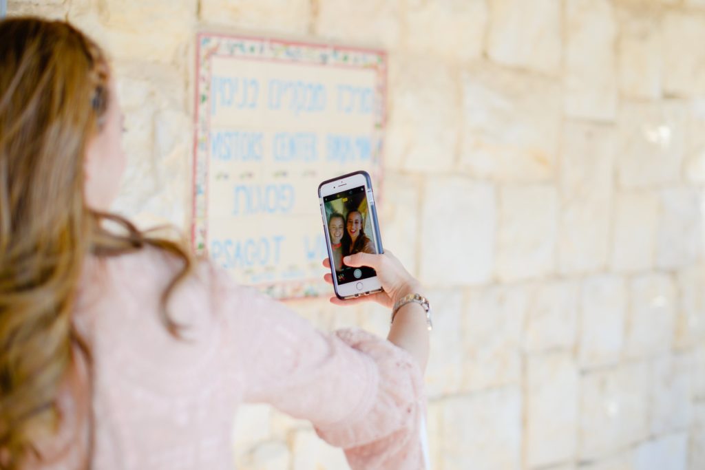 bridesmaids taking a selfie on iphone